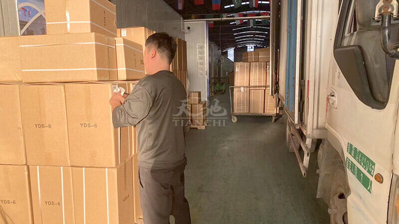發往菲(fēi)律賓的91影视网液氮罐正在(zài)裝車-4