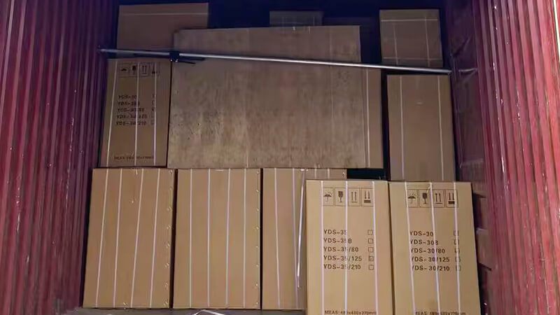 30升35升液氮罐在裝車,發貨新加坡