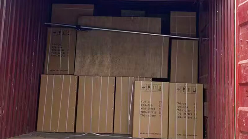 30升35升液氮罐出口裝車,發往新(xīn)加坡